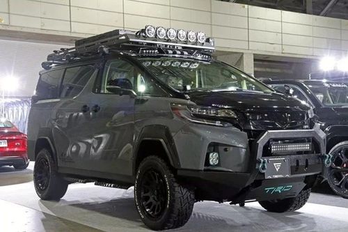 Ngắm MPV Toyota Alphard độ siêu hầm hố theo phong cách Land Cruiser