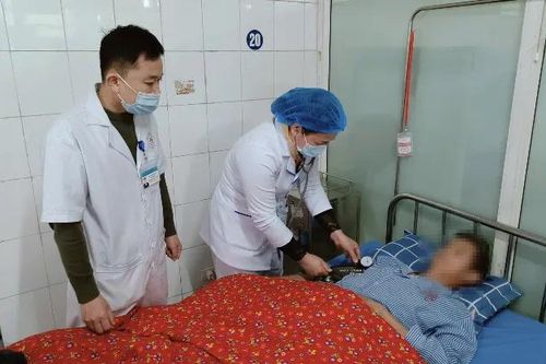 Một bệnh nhân 60 tuổi bị suy thận cấp nguy hiểm do sỏi niệu quản hai bên