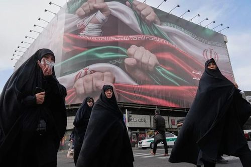 Iran bất ngờ đóng cửa không phận