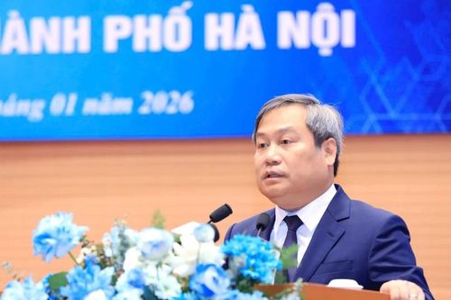 Chủ tịch Hà Nội: Cam kết hỗ trợ vốn, quỹ đất sạch cho các dự án chiến lược
