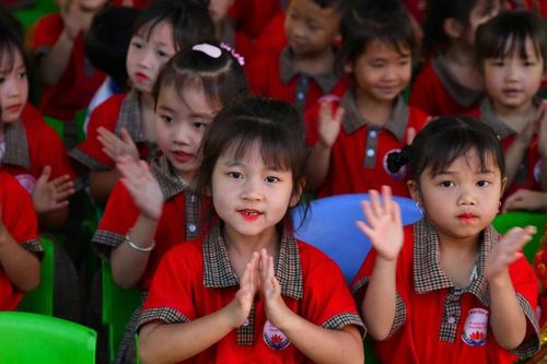 Có điểm trường mới, cô hiệu trưởng xúc động: 'Từ nay các cháu không còn học phòng tạm'