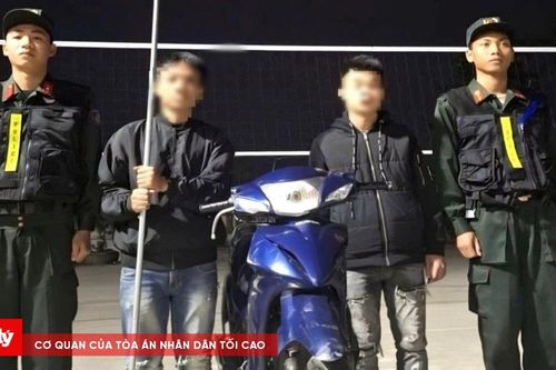 Mang theo hung khí đi tìm đối thủ thì gặp Cảnh sát cơ động