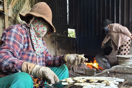 Đỏ lửa giữa đêm, làng bánh gia truyền ở Đà Nẵng tất bật vào vụ Tết