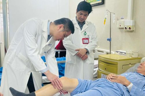 Phó giáo sư cảnh báo căn bệnh 'cứ đứng lên là đau' cả triệu người Việt mắc