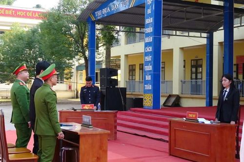 Chi đoàn VKSND khu vực 15 Phú Thọ phối hợp tổ chức phiên tòa giả định truyên truyền pháp luật về ATGT