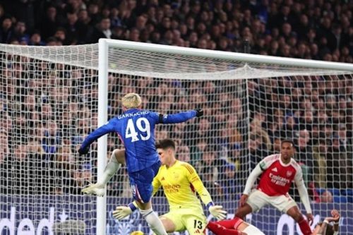 Alejandro Garnacho lập cú đúp trong 37 phút giúp Chelsea níu giữ hy vọng trước Arsenal