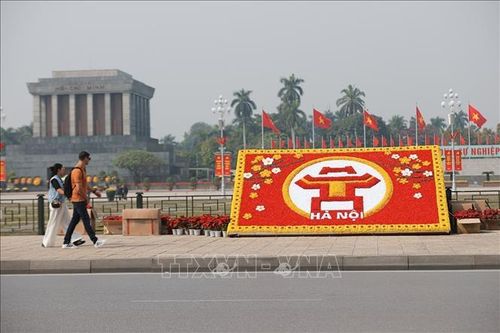 Phố phường Hà Nội đỏ rực màu cờ chào mừng Đại hội Đảng