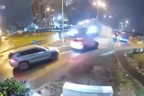 Xe Mercedes lao vào bùng binh, bay lên không trung như phim hành động