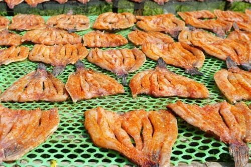 Đặc sản miền Tây từ một loại cá đồng đắt hàng dịp Tết, trộn gỏi với xoài ăn là ghiền