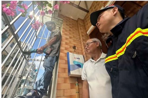 Nhà kín như 'lồng sắt', Công an TP.HCM cảnh báo hiểm họa khi cháy