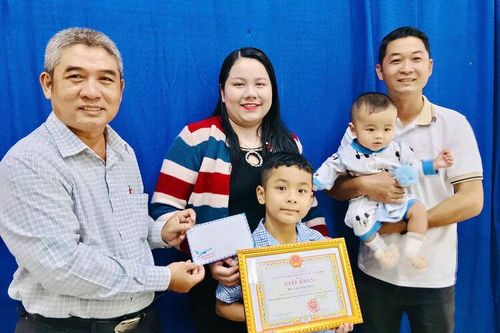 Xã đầu tiên của tỉnh An Giang khen thưởng cho gia đình sinh đủ 2 con
