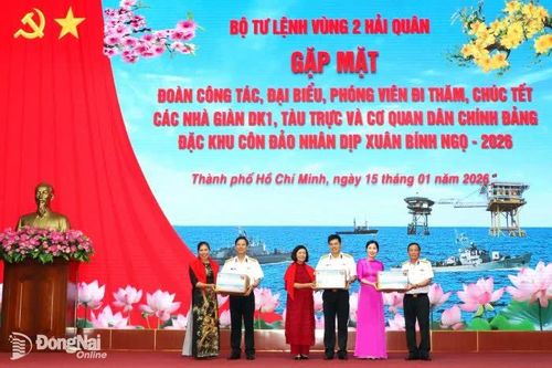 Bộ Tư lệnh Vùng 2 Hải quân gặp mặt đoàn công tác thăm, chúc tết Nhà giàn DK1 và Côn Đảo