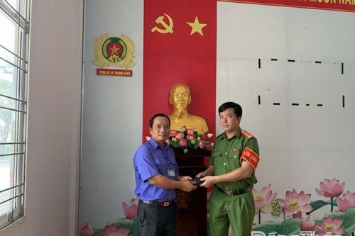 Công an xã Trường Xuân: Khen thưởng chị Nguyệt Ánh không tham của rơi