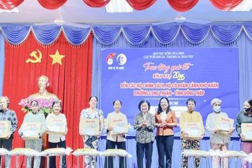 Phường Long Thuận: Đồng chí Trương Mỹ Hoa tặng quà tết cho các gia đình chính sách và hộ khó khăn