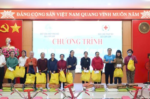 Trao quà hỗ trợ phụ nữ khó khăn, trẻ em mồ côi ở xã Cam Lâm