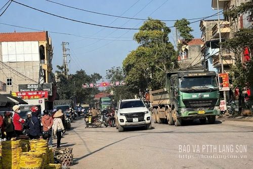 Nỗi lo chợ lấn đường