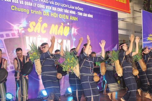 Ðưa điện ảnh cách mạng về với buôn làng