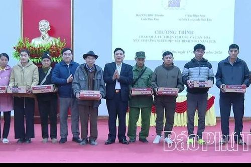 Trao quà Tết cho nạn nhân chất độc da cam/dioxin có hoàn cảnh khó khăn