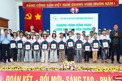 Quỹ Bảo vệ và phát triển rừng tặng quà học sinh xã Long Hẹ