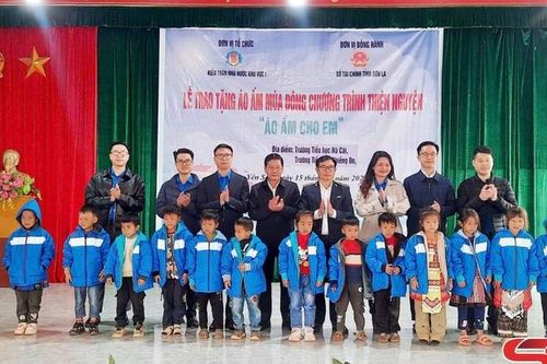 Trao tặng 655 áo ấm cho học sinh khu vực biên giới xã Yên Sơn