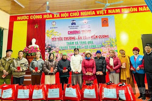 Chương trình 'Tết yêu thương - ấm tình biên cương' trao tặng 220 suất quà tại xã biên giới Tùng Vài