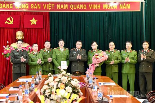 Trao thưởng nóng cho Ban Chuyên án triệt phá thành công đường dây lừa đảo xuyên quốc gia