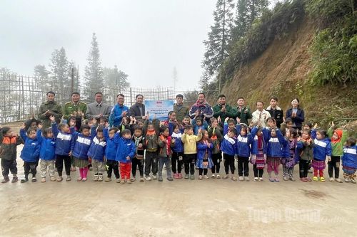 Nấm Dẩn khánh thành công trình đường bê tông chào mừng Đại hội Đảng toàn quốc