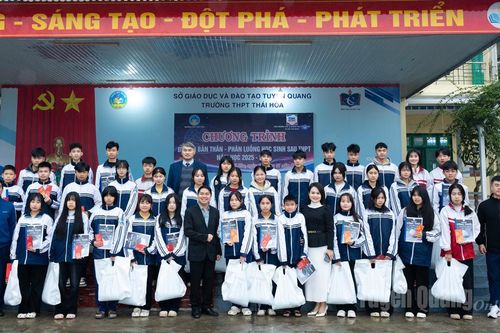 Chương trình 'Tết đong đầy' trao tặng quà cho học sinh tỉnh Tuyên Quang