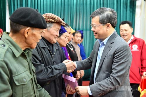 Chủ tịch HĐND tỉnh Nguyễn Văn Sơn thăm, tặng quà các hộ gia đình chính sách tại xã Côn Lôn
