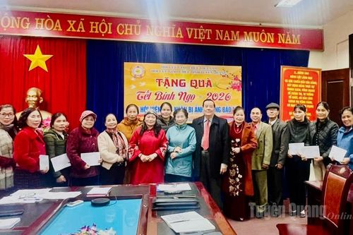 Hội Cựu giáo chức tỉnh Tuyên Quang tặng quà Tết cho hội viên khó khăn