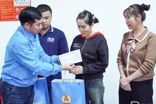 Công nhân chờ thưởng Tết