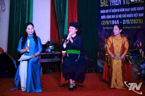 Người phụ nữ 'đưa bản về phố'