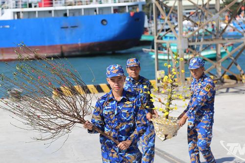 Mùa Xuân đến sớm với nhân dân và các lực lượng tại vùng biển Tây Nam