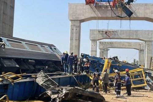 Vụ cần cẩu sập, rơi xuống tàu tại Thái Lan: Triệu tập đại diện nhà thầu