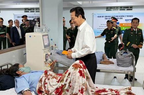 Nguyên Thủ tướng Nguyễn Tấn Dũng thăm, tặng quà bệnh nhân tại Bệnh viện Quân y 121