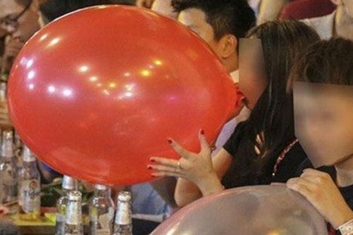 Từ thú vui đến cơn ác mộng tê liệt mang tên 'bóng cười'