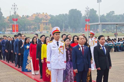 Đoàn đại biểu Ủy ban Pháp luật và Tư pháp báo công dâng Bác, vào Lăng viếng Chủ tịch Hồ Chí Minh