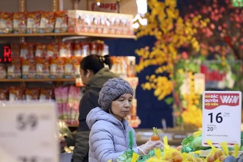 Tết Bính Ngọ 2026: Hàng siêu thị rẻ hơn chợ, dân buôn ồ ạt 'vét' hàng