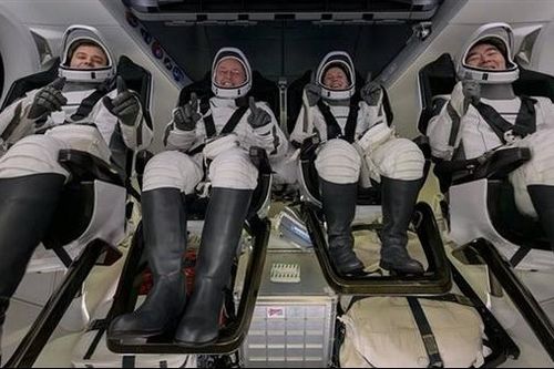 Tàu SpaceX hạ cánh xuống Thái Bình Dương, đưa bốn phi hành gia trở về Trái Đất