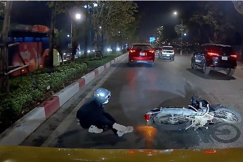 Người điều khiển xe máy tự ngã vì phanh gấp