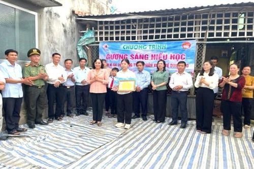 Trao học bổng Gương sáng hiếu học, thắp sáng ước mơ sinh viên nghèo