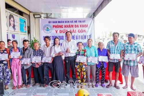 Trao 320 thẻ BHYT cho hộ khó khăn