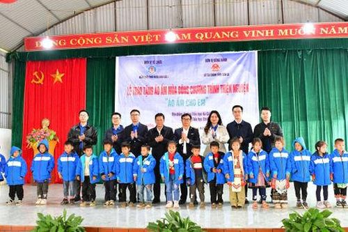 Trao tặng 655 áo ấm cho học sinh tiểu học xã biên giới Yên Sơn, tỉnh Sơn La