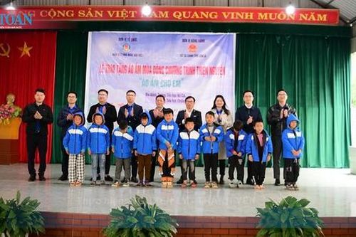 Kiểm toán nhà nước khu vực I tặng 'Áo ấm cho em' tại xã biên giới Yên Sơn, tỉnh Sơn La