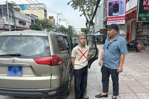 Bắt đối tượng dùng dao tấn công chủ cửa hàng, cướp 2 điện thoại rồi bỏ trốn