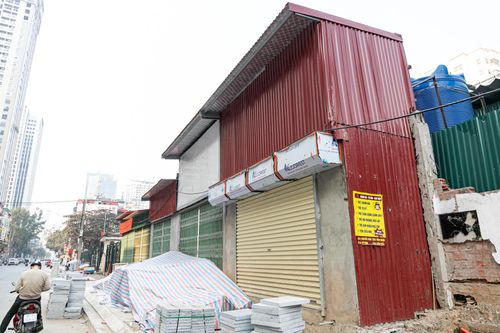 Cận cảnh loạt nhà 'siêu mỏng, siêu méo' trên đường đang mở rộng ở Hà Nội
