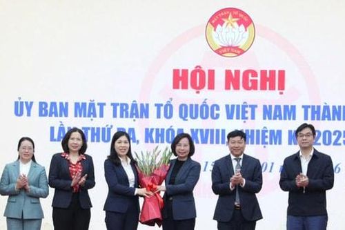 Đồng chí Trần Thị Phương Hoa giữ chức Phó Chủ tịch Thường trực Ủy ban MTTQ Việt Nam TP Hà Nội