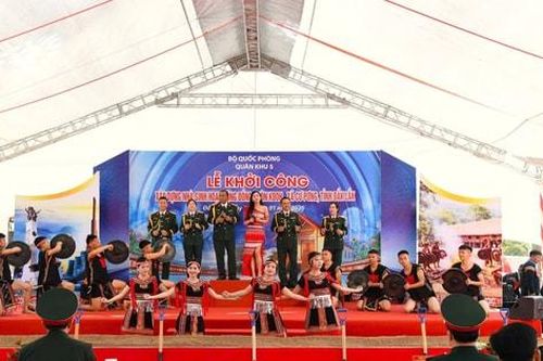 Sau Chiến dịch Quang Trung, bộ đội xây nhà sinh hoạt cộng đồng cho dân