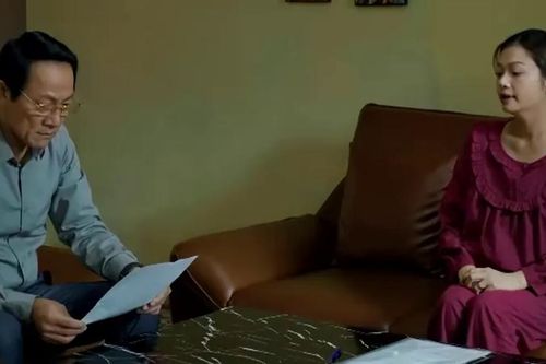 Không được vợ tha thứ, ông Phi (NSƯT Hoàng Hải) ký đơn ly hôn rồi ra ngoài sống cùng con riêng