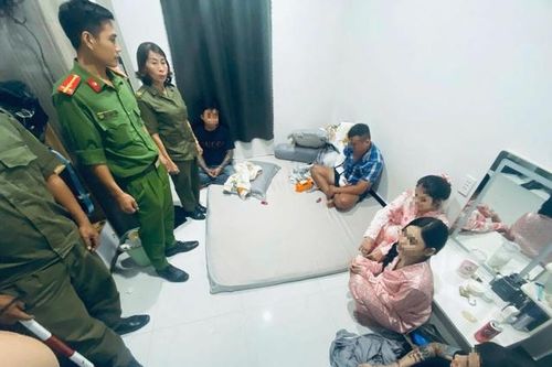 Đến phòng ngủ của bạn để sử dụng ma túy, 6 đối tượng lộ hành vi phạm pháp